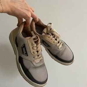Saye - Unisex Modelo '95 Deserto Low Top Sneakers